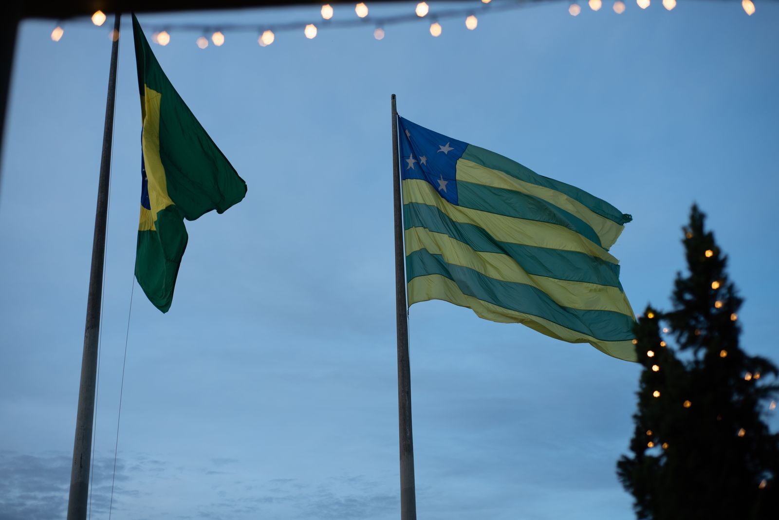 Bandeiras do Brasil e de Goiás ao entardecer