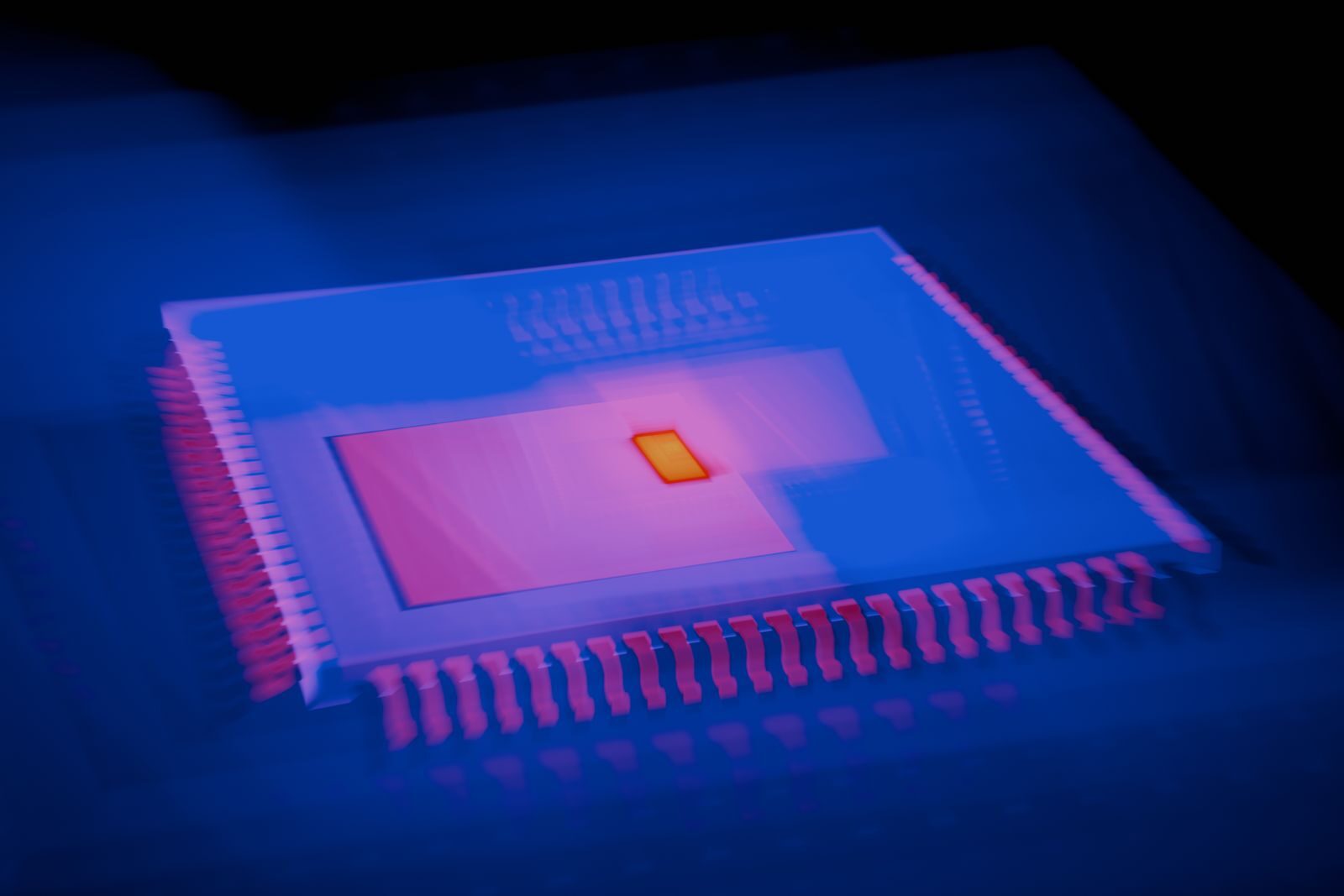Microchip em close com cores de mapa de calor