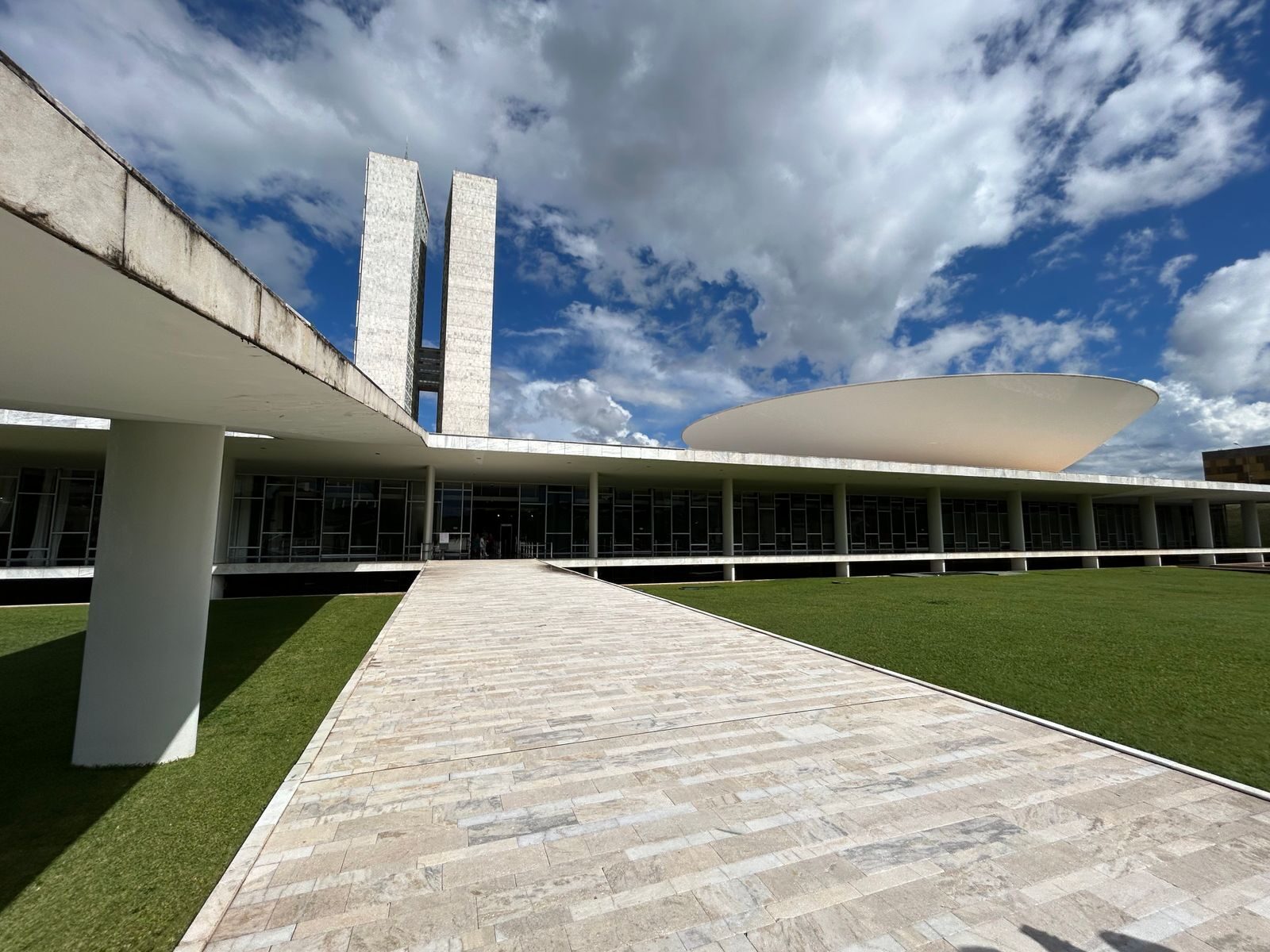 Congresso Nacional visto de baixo