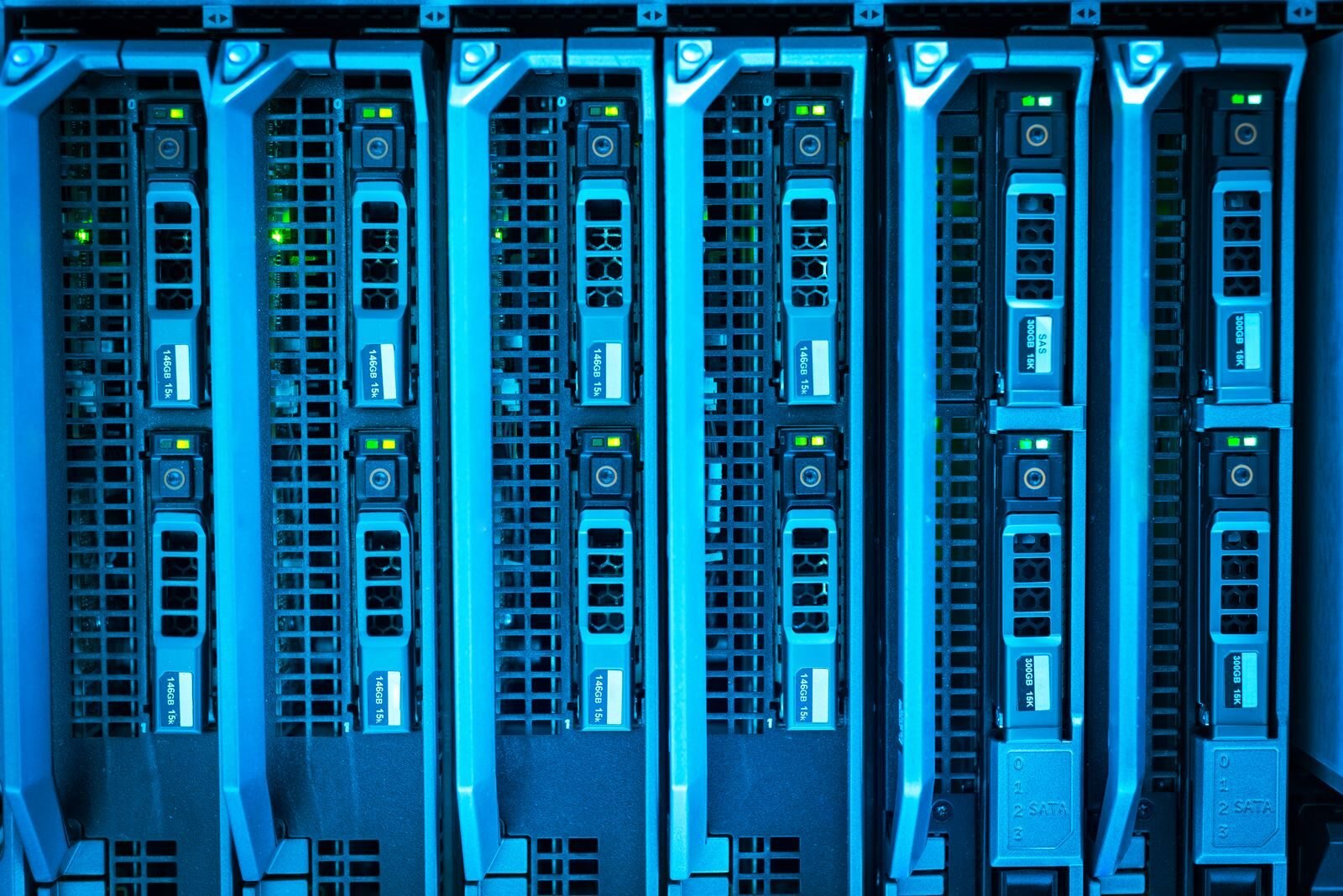 Sala de servidores iluminada em azul, referência à corrida de infraestrutura entre big techs de IA