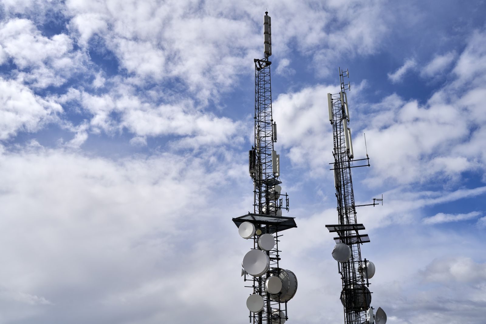 Torre de telecomunicações contra o céu ao entardecer