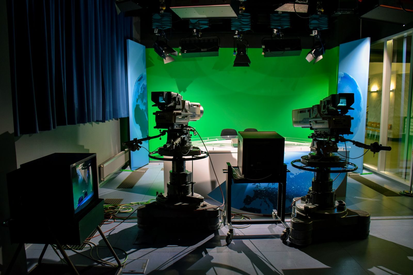 Estúdio de televisão preparado para debate eleitoral