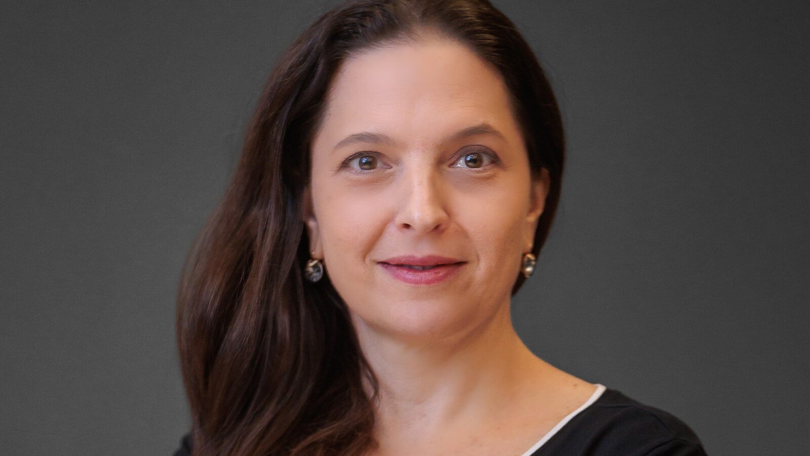 Priscila Rodrigues, presidente da ABVCAP, de cabelo solto e blusa preta, em retrato de divulgação