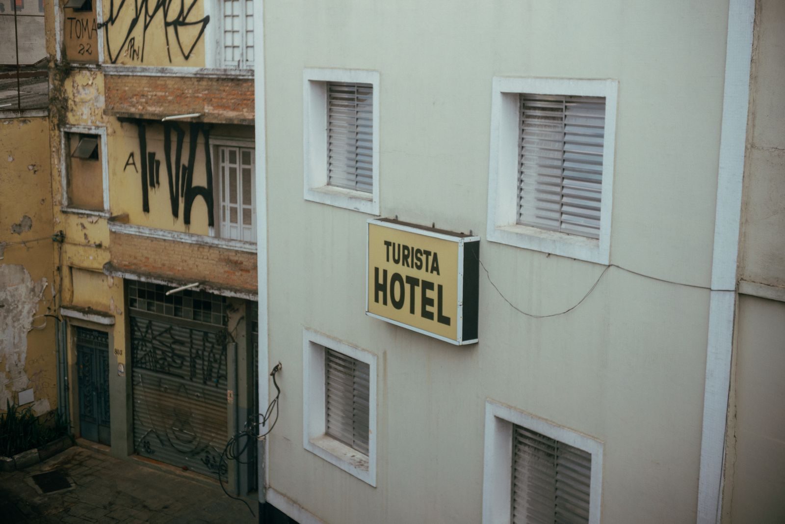Fachada de hotel em cidade brasileira