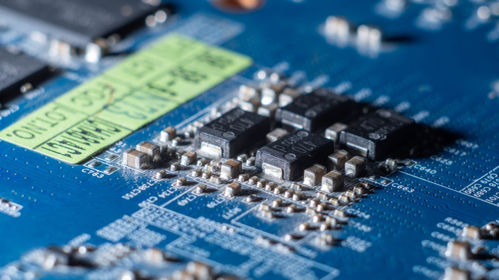 Placa de circuito com chip semicondutor sobre fundo de gráficos de bolsa