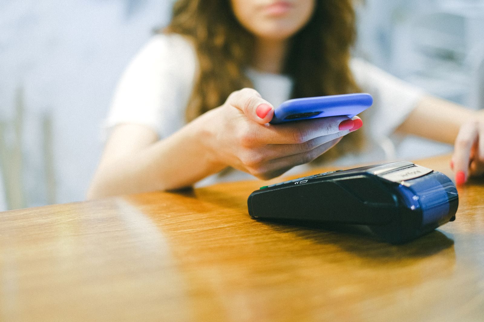 Pessoa realizando pagamento por aproximação com o celular