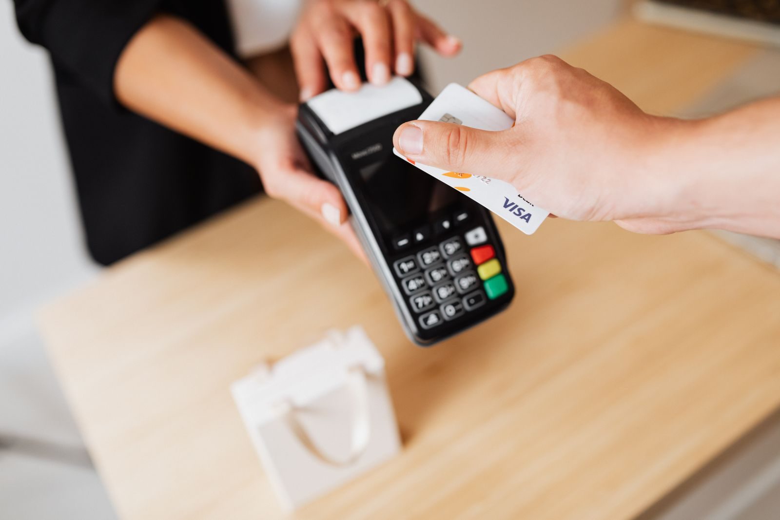 Cartão de crédito sendo usado em pagamento digital