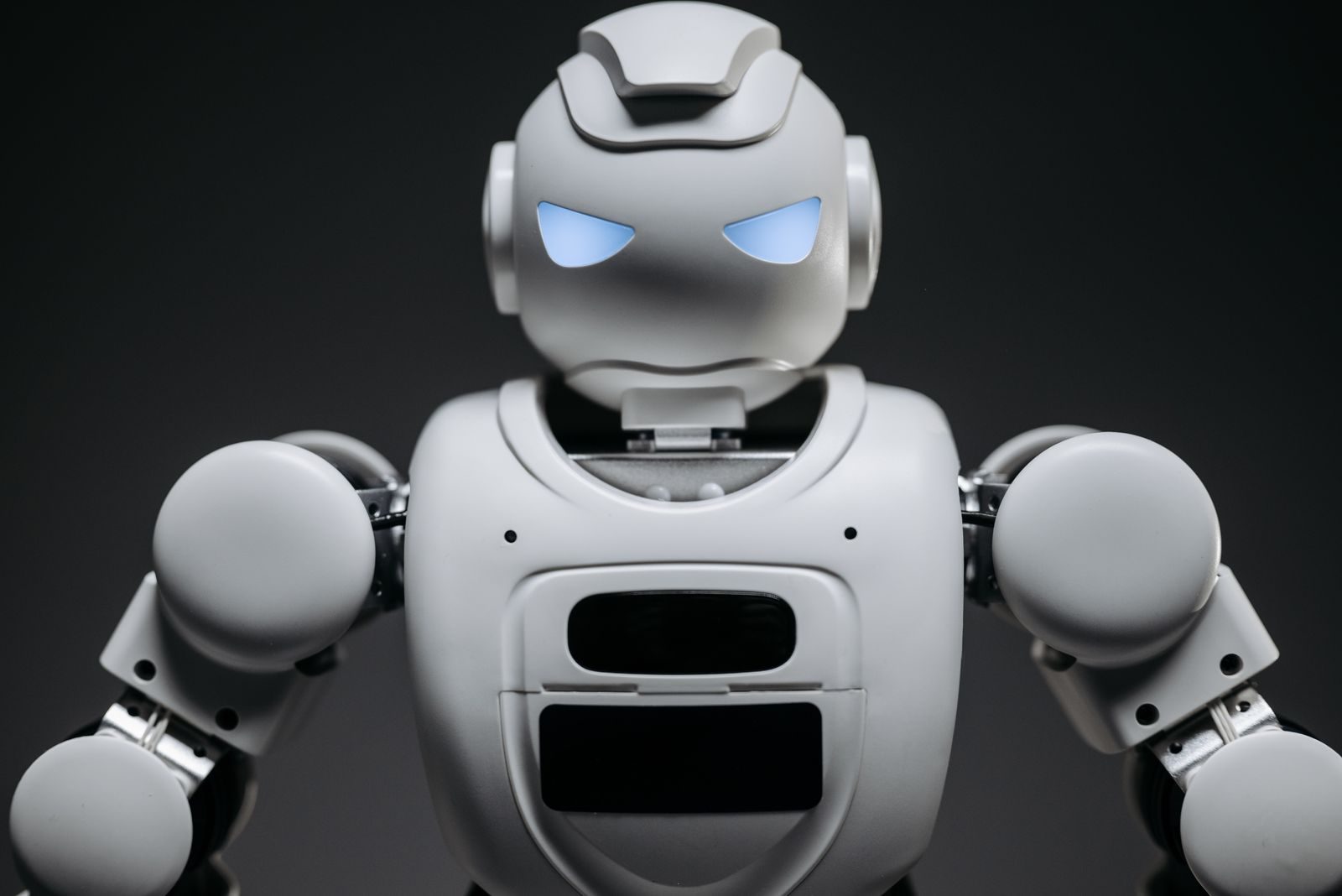 Profissionais acompanham painel de automação com agentes de inteligência artificial em um escritório