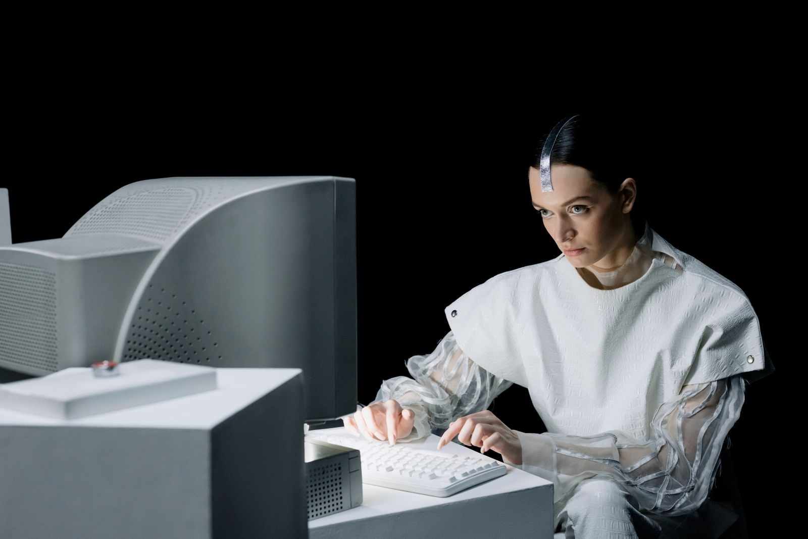 Equipe de trabalho em escritório usando ferramentas de inteligência artificial