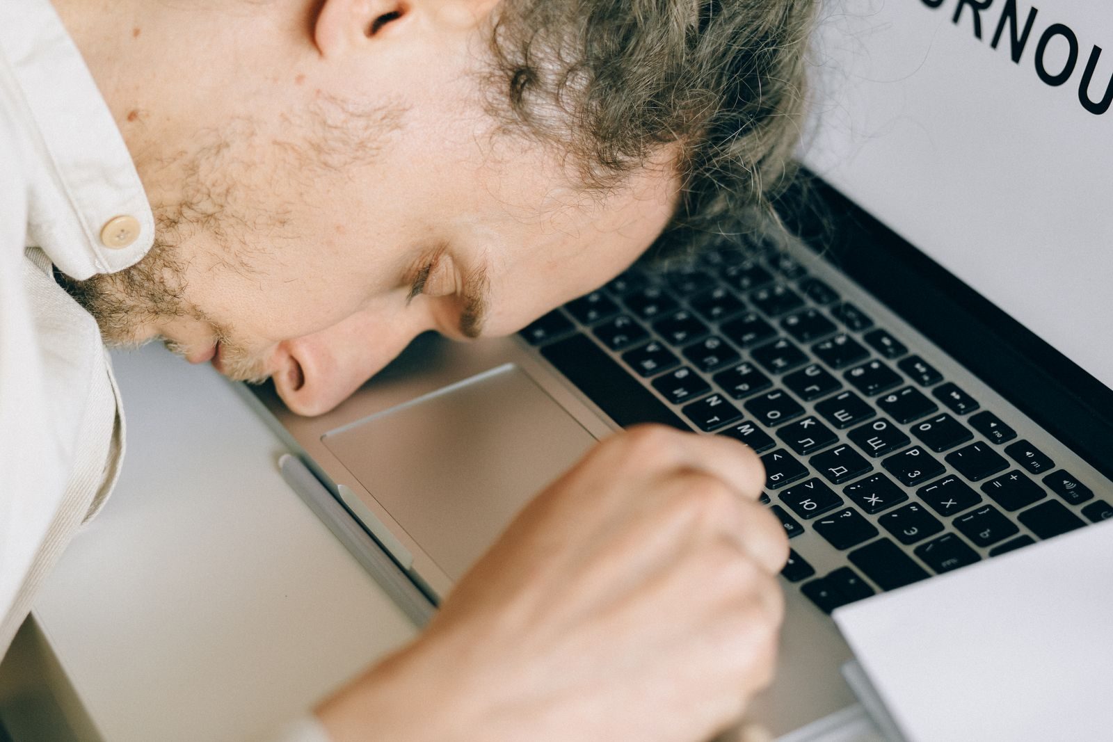 Profissional diante de um computador com várias janelas abertas