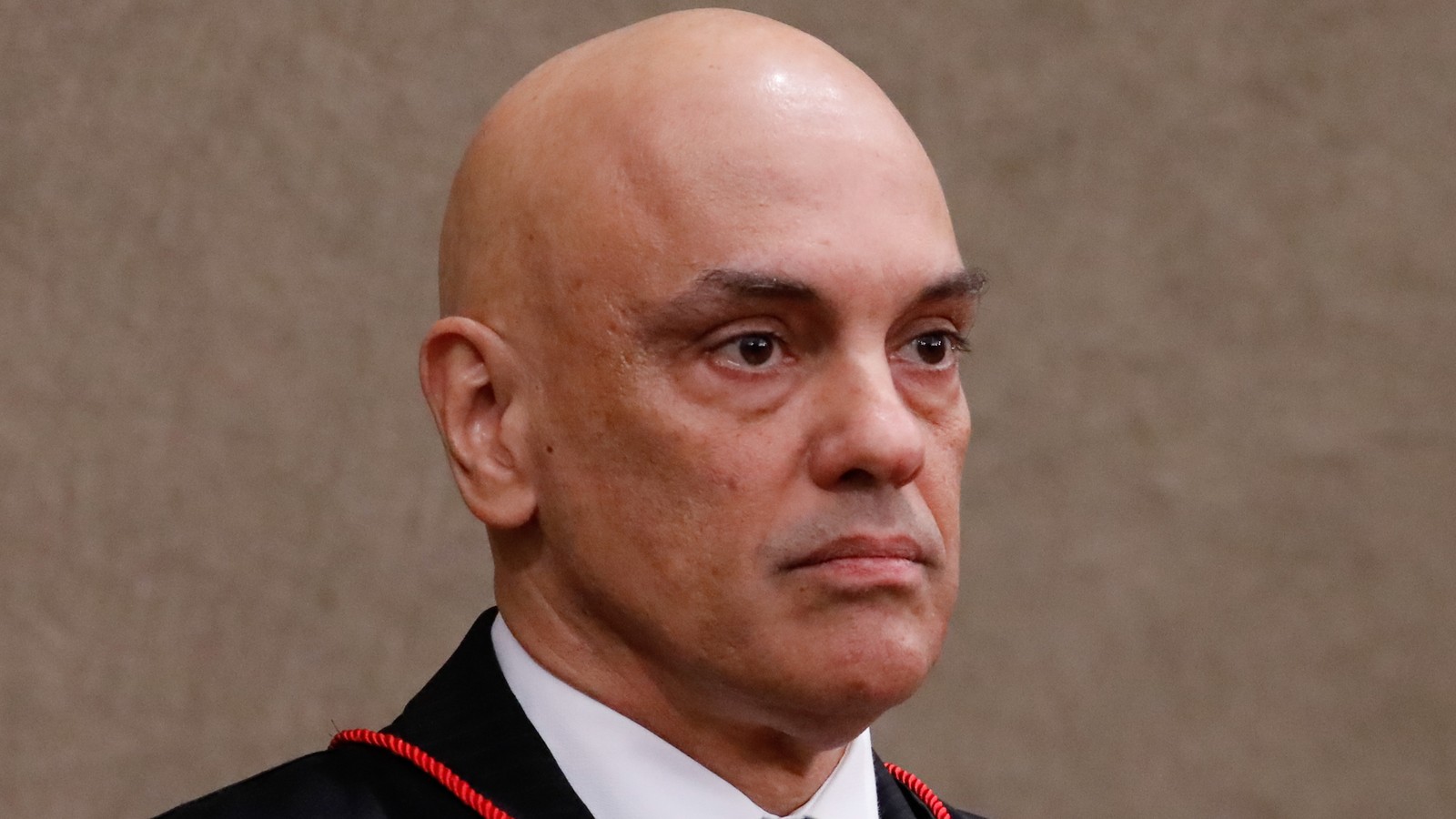 Alexandre de Moraes, ministro do STF, de toga, em sessão do Tribunal Superior Eleitoral