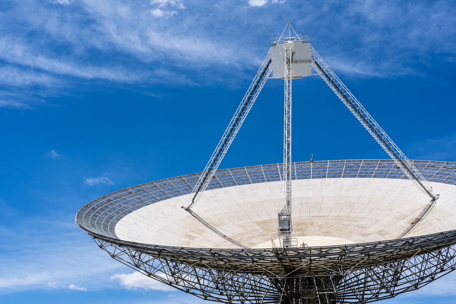 Satélite em órbita baixa da Terra, com painéis solares abertos