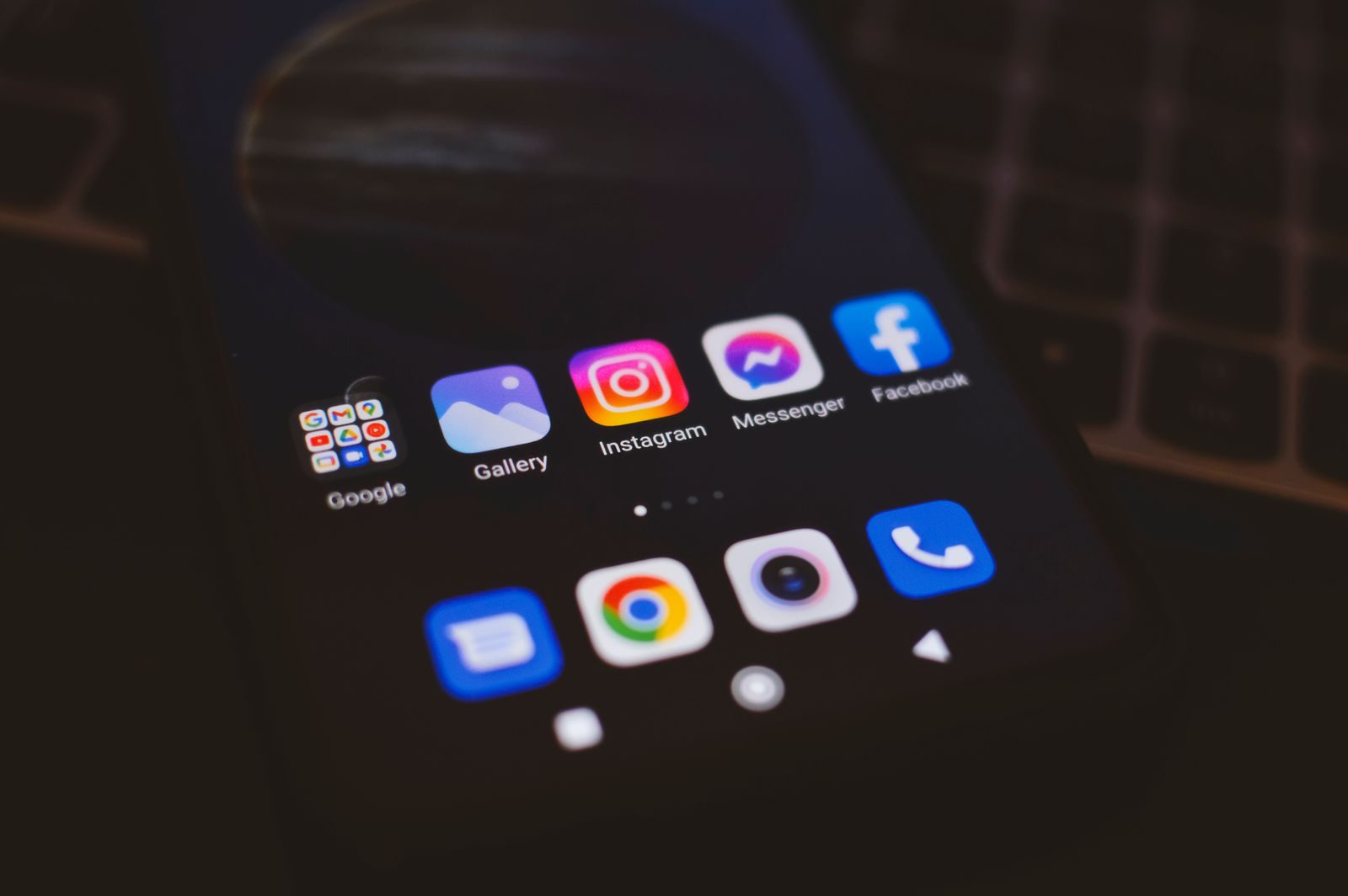 Tela de celular com ícones de aplicativos de redes sociais
