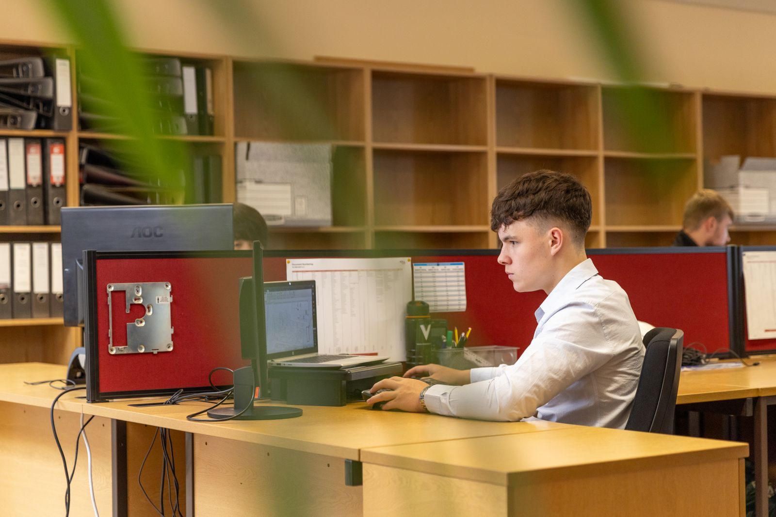 Funcionários diante de telas em um escritório de tecnologia
