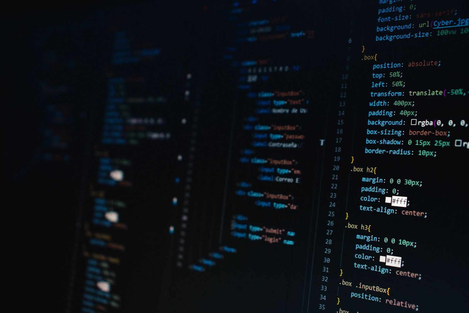 Tela de computador com código e alertas de segurança digital