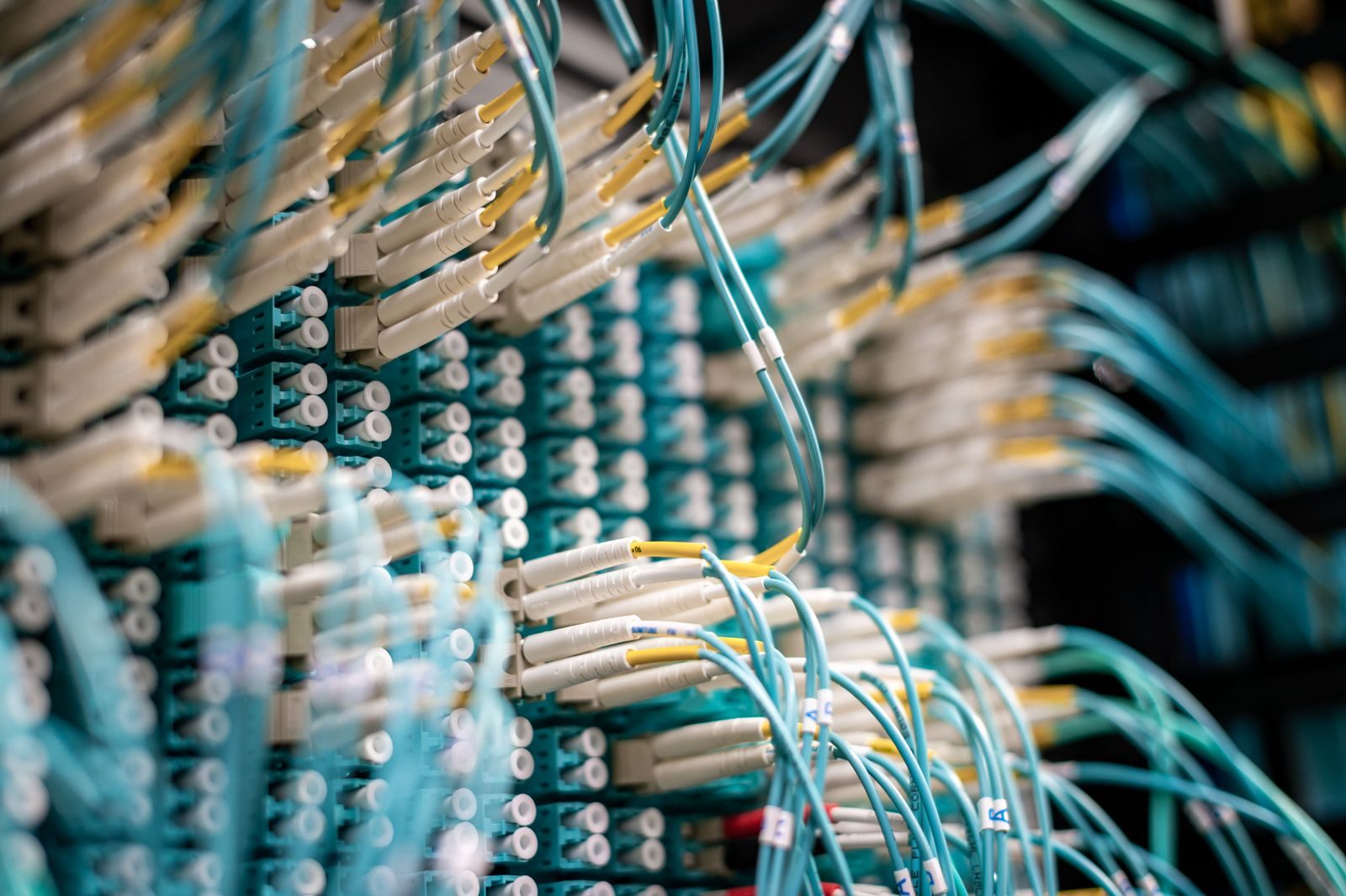 Corredor de servidores em um data center usado para treinar modelos de inteligência artificial