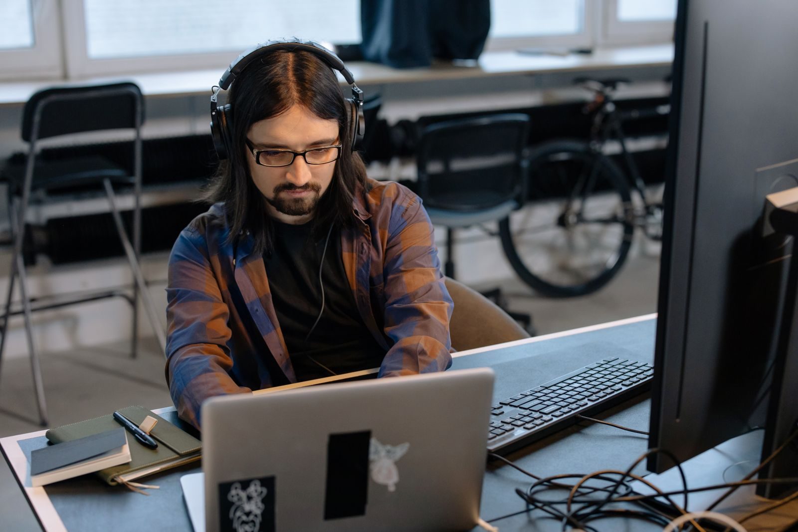 Desenvolvedor trabalhando em um notebook em escritório de tecnologia