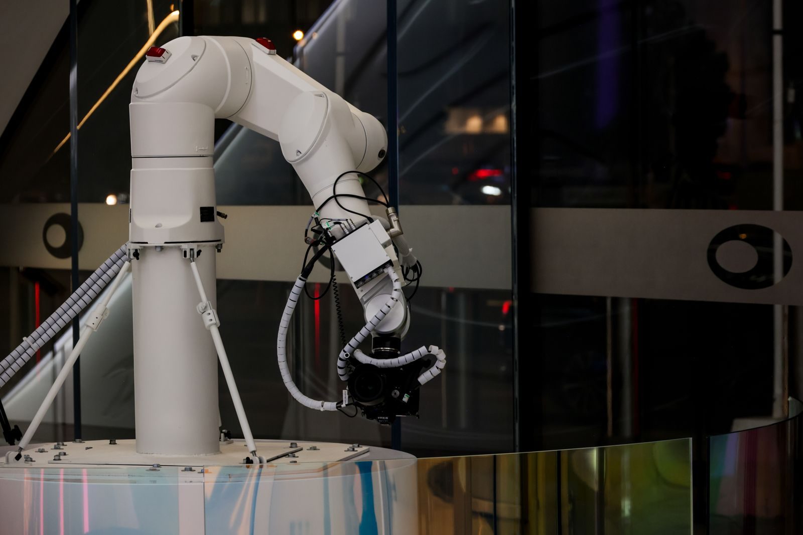 Braço robótico em laboratório científico conectado a um sistema de inteligência artificial