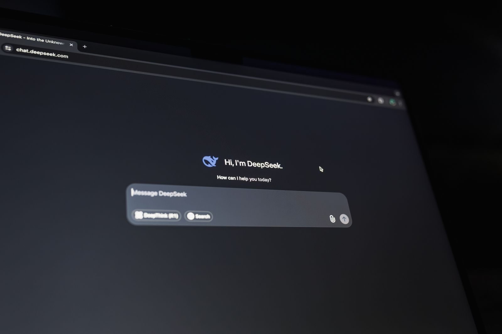Tela de computador com conversa em um assistente de inteligência artificial