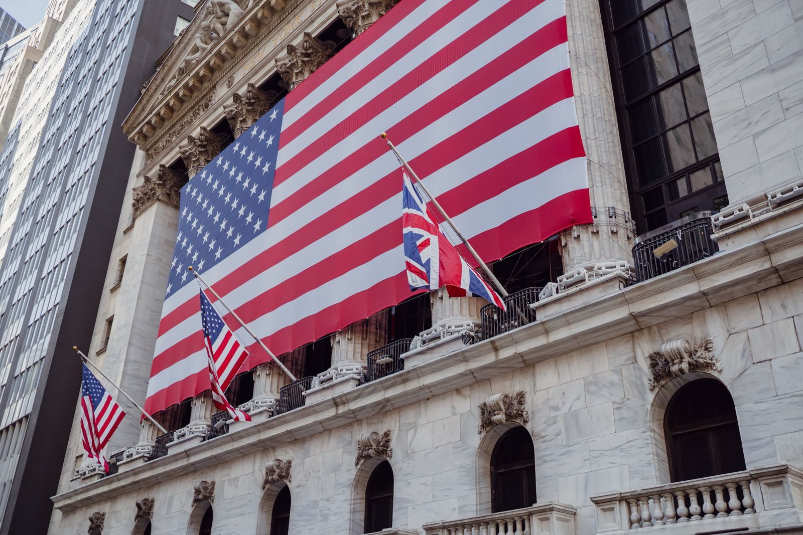 Fachada da bolsa de valores de Nova York, em Wall Street