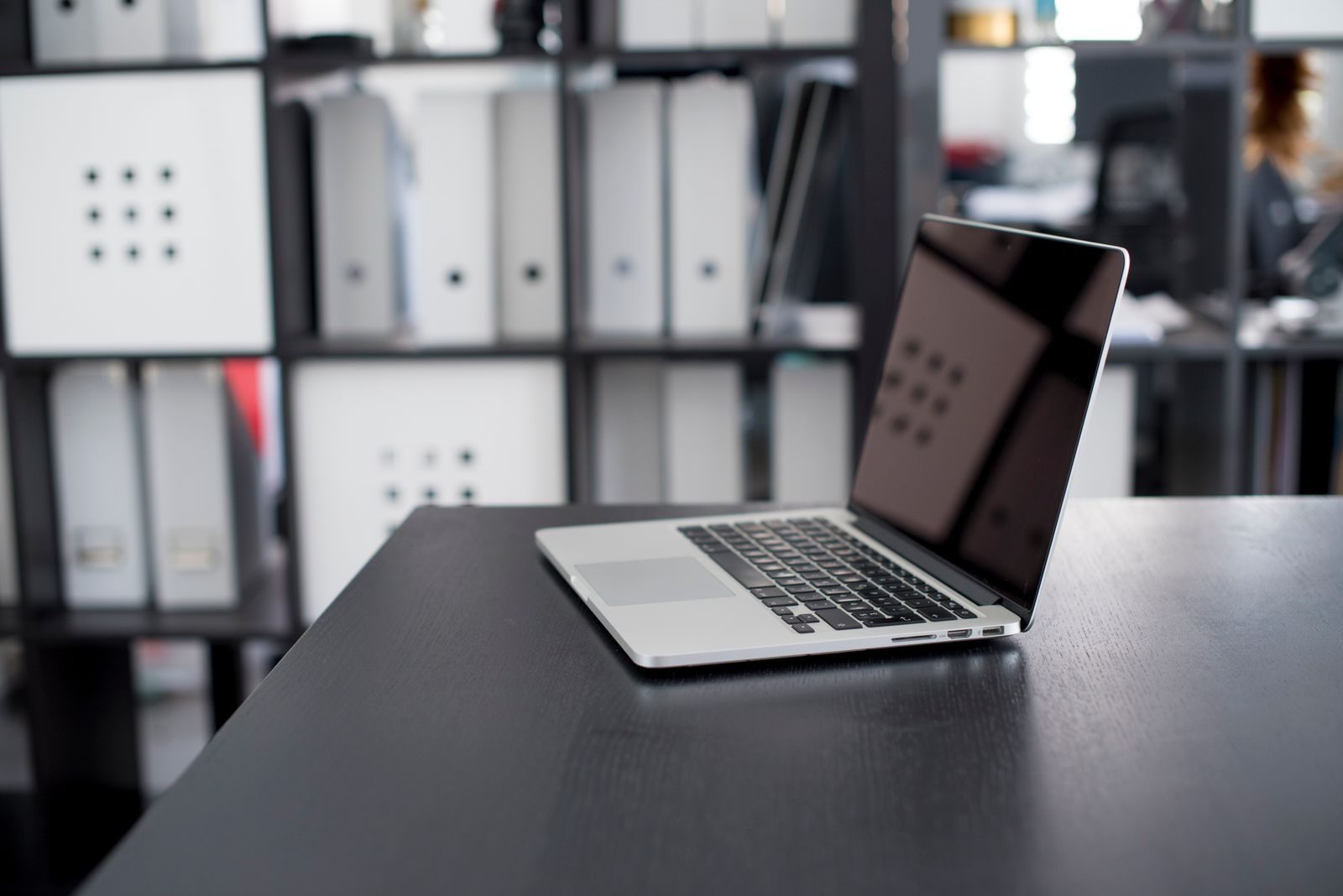 MacBook Pro aberto sobre uma mesa de trabalho