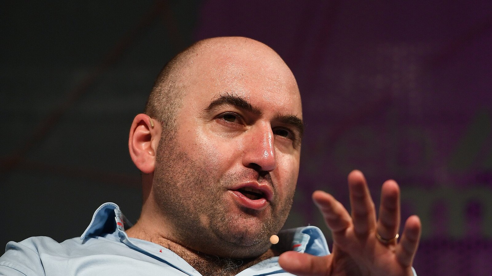 George Arison, CEO do Grindr, fala em palco.