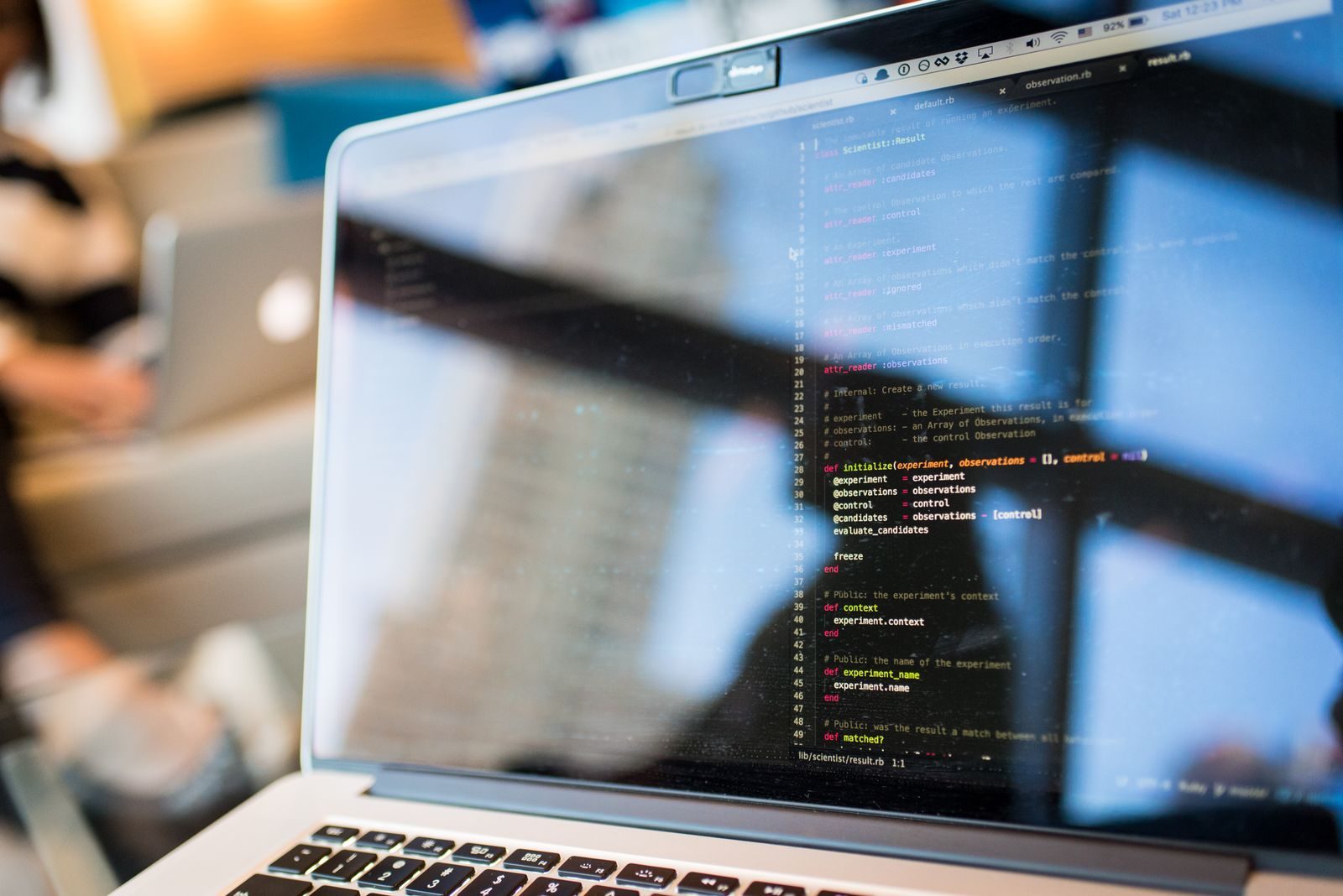 Desenvolvedor trabalhando em código no notebook