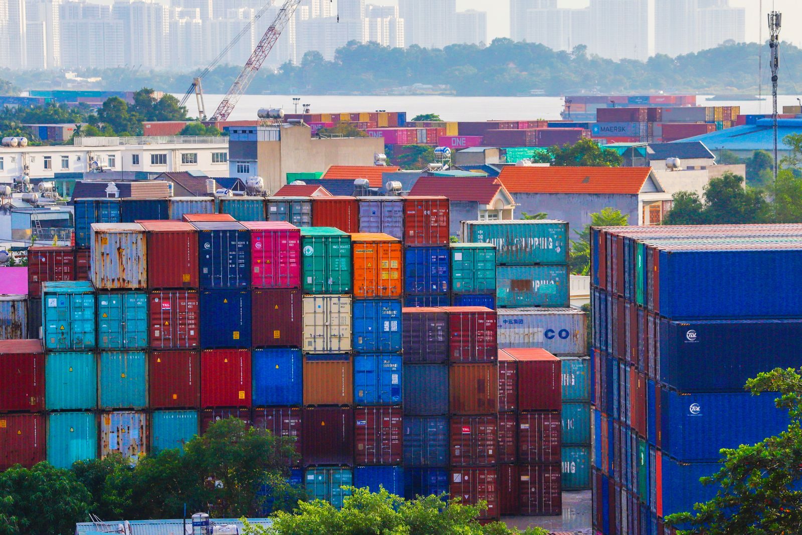 Contêineres e navios de carga em porto brasileiro