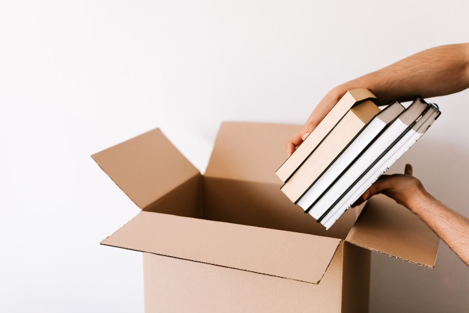 Livros de papel empilhados em uma mesa