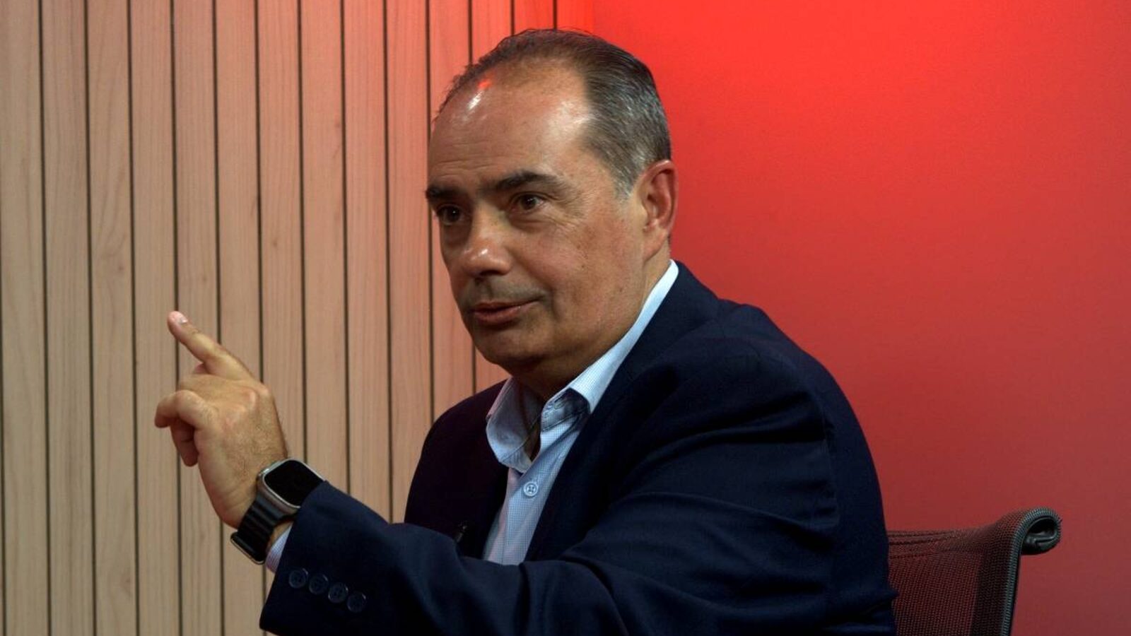 Adib Jacob, presidente da divisão farmacêutica da Bayer no Brasil e na América Latina, de terno azul, em entrevista na redação da Folha
