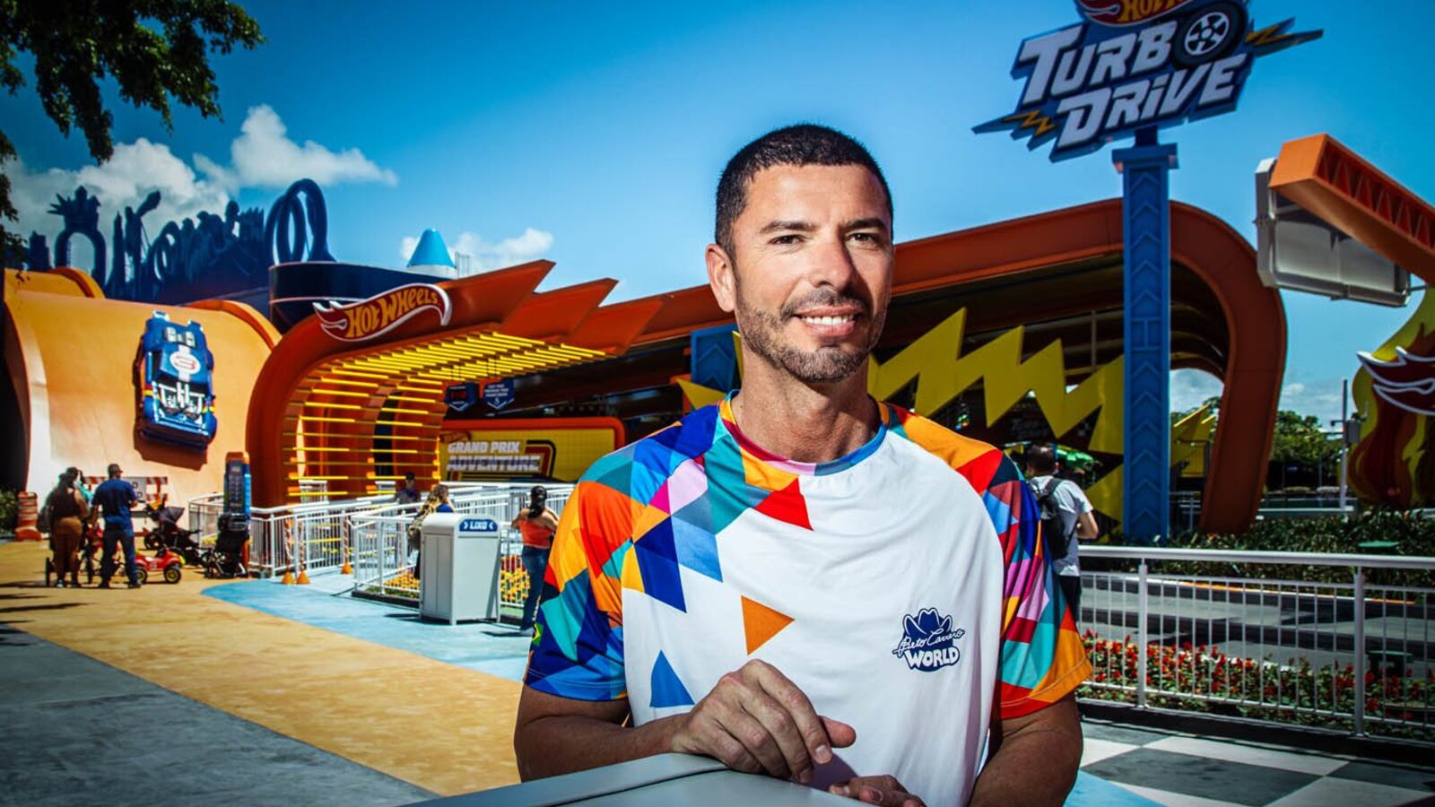 Alex Murad, CEO do Beto Carrero World, de camiseta colorida do parque, no complexo Hot Wheels Turbo Drive