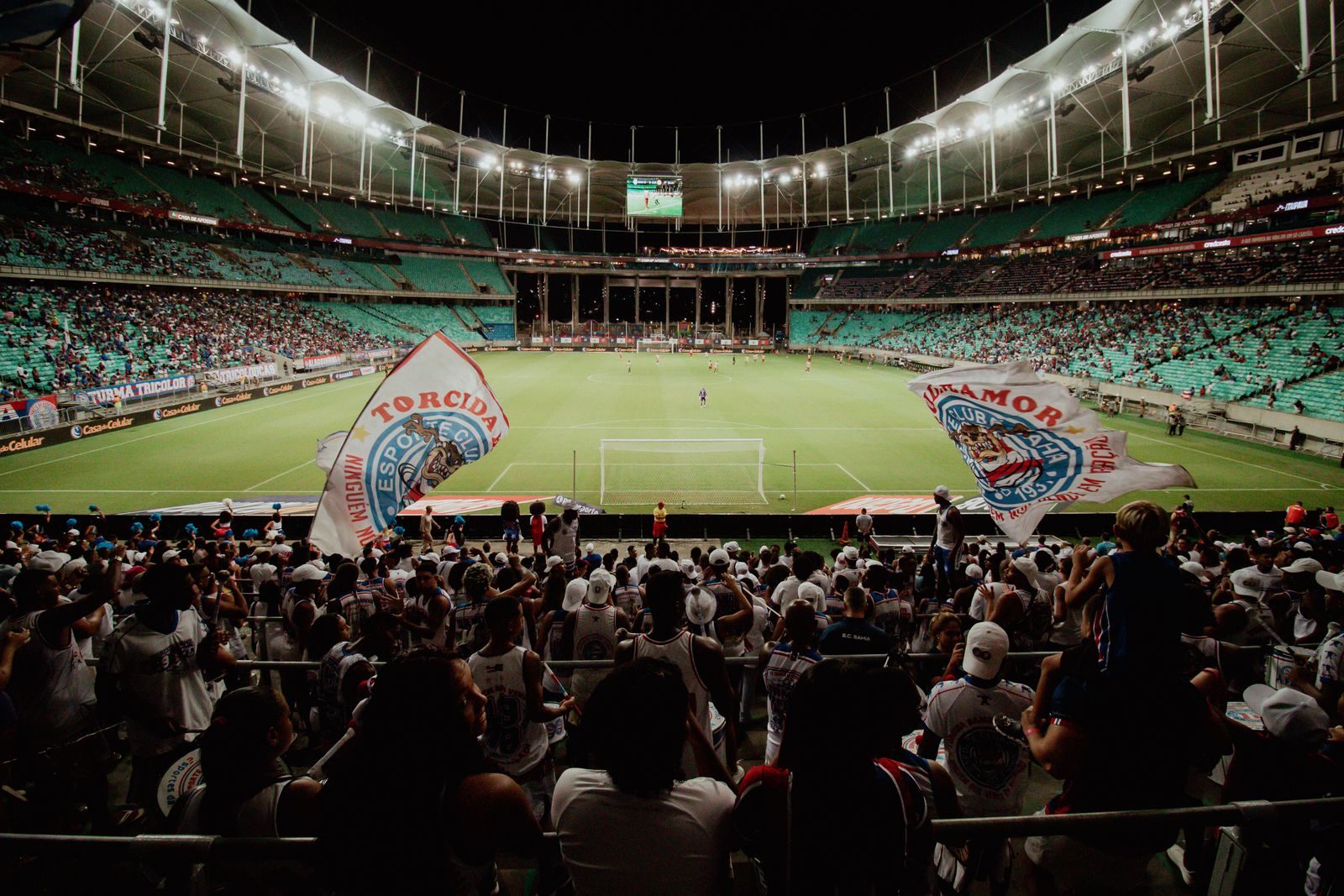 Torcida em estádio de futebol no Brasil