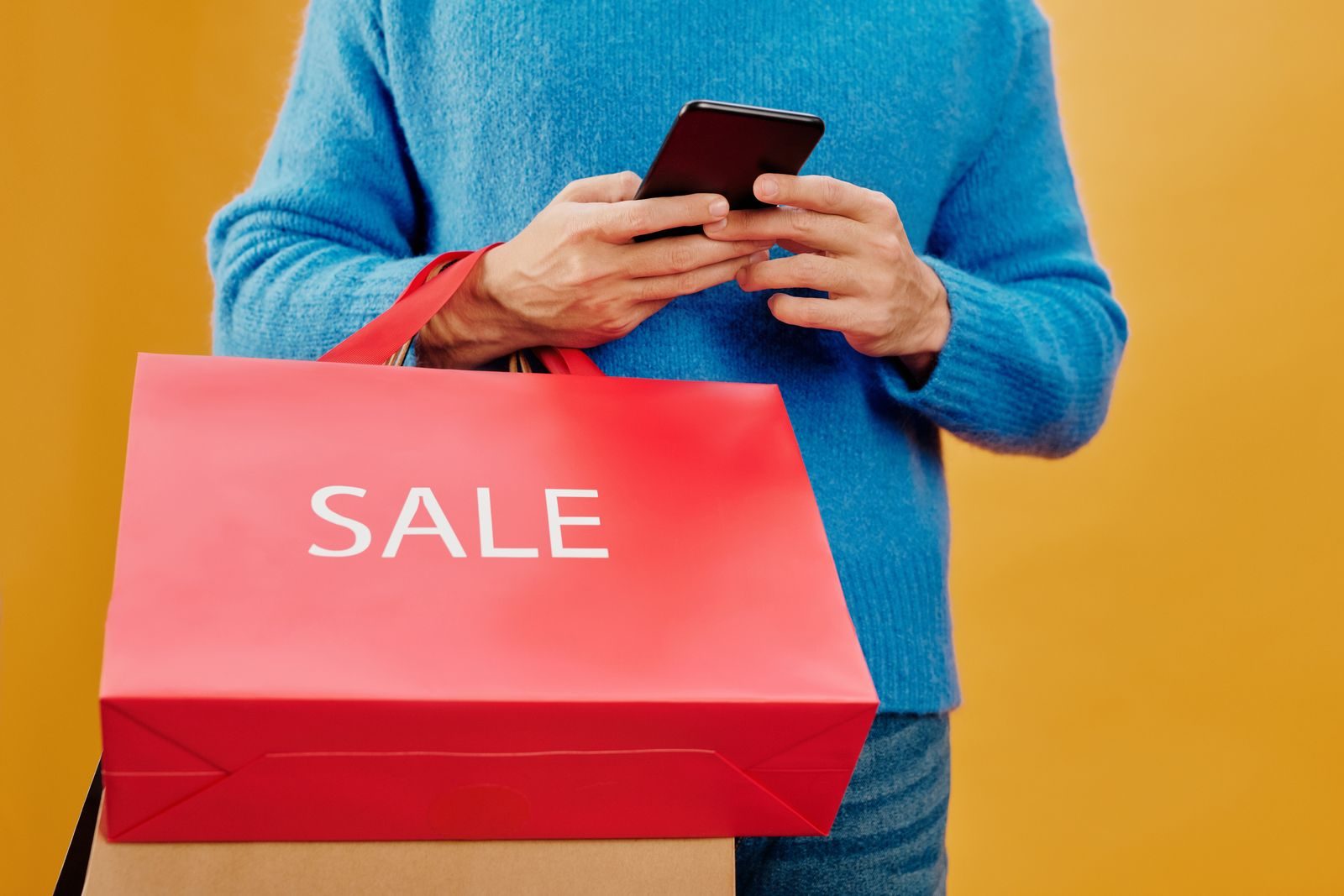 Pessoa usando smartphone para comparar preços de produtos durante a Black Friday