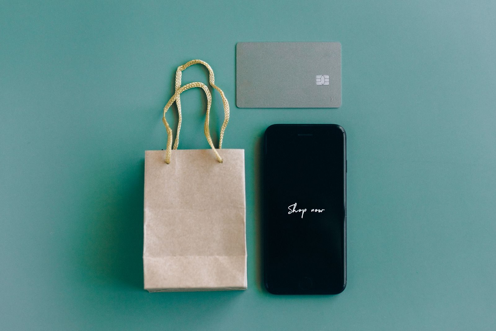 Consumidor faz compra on-line pelo celular durante promoções de Black Friday