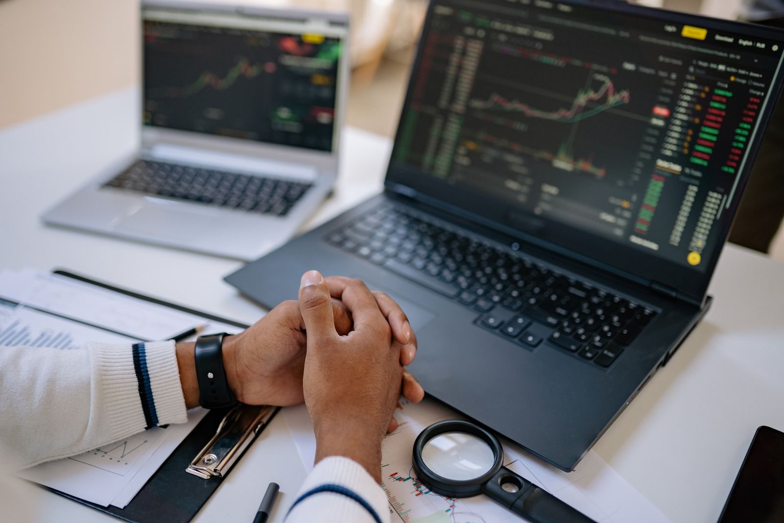 Telas de mercado financeiro em uma mesa de operações