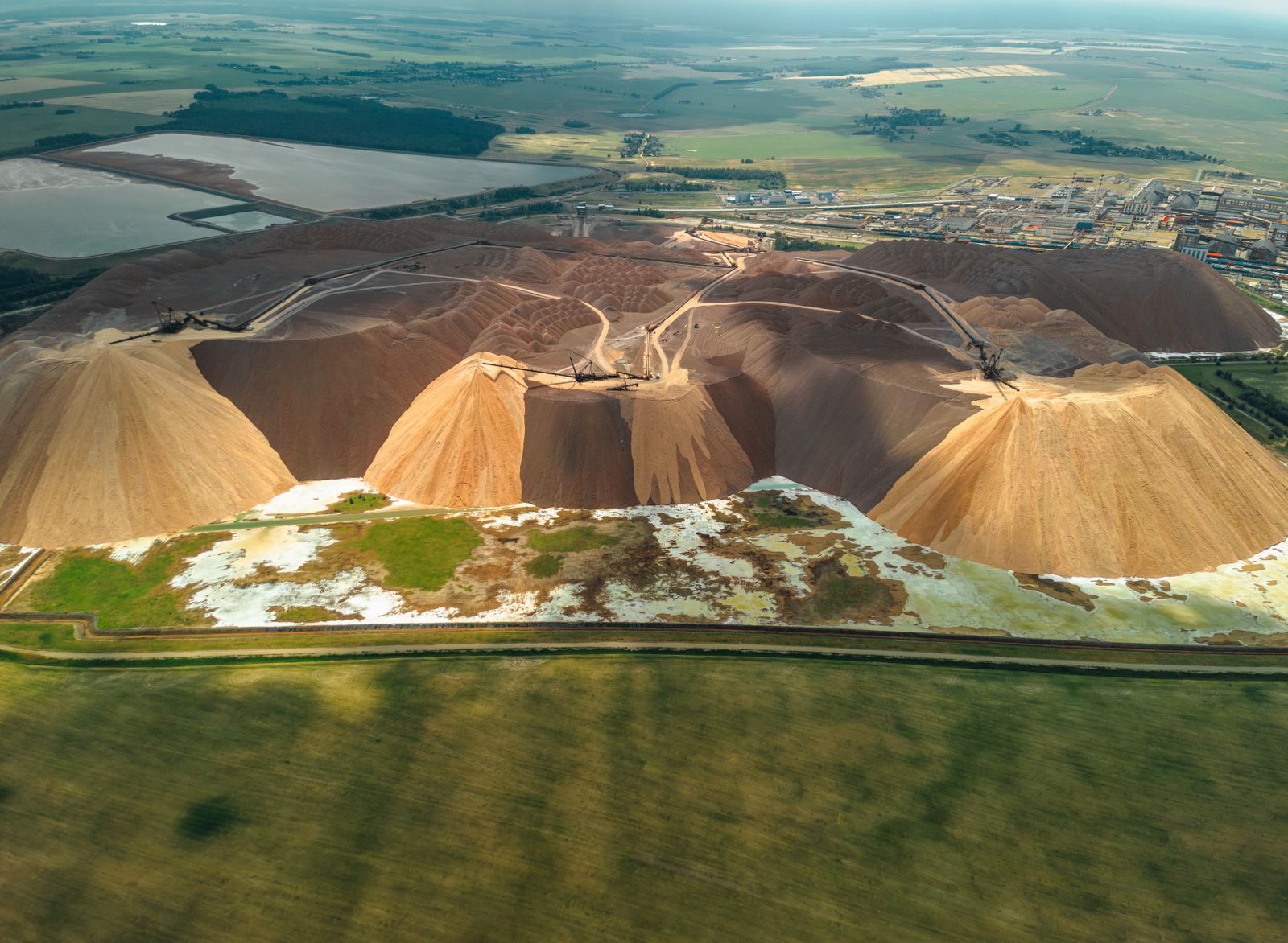 Operação de mineração com esteira de minério