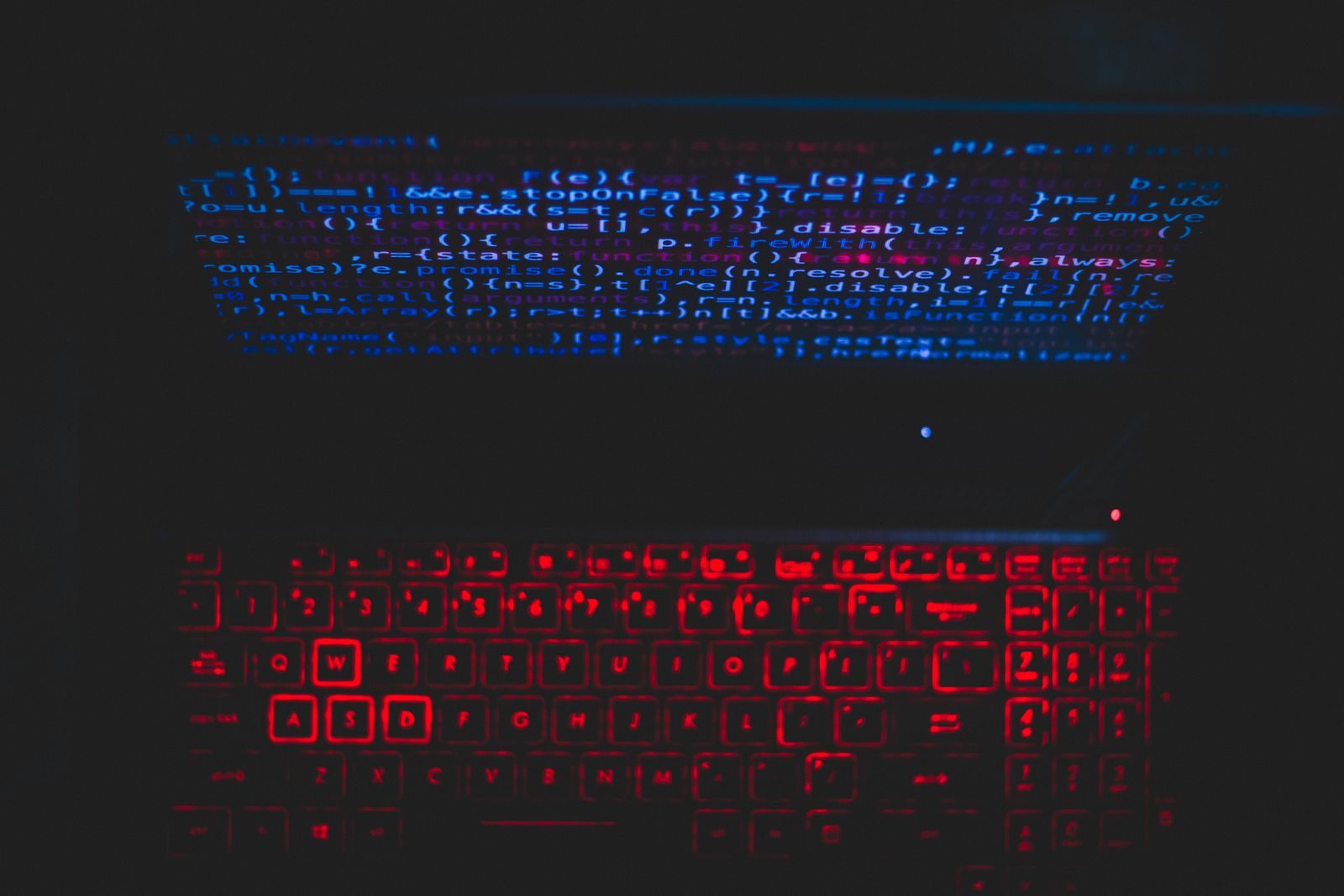 Pesquisador de segurança digital trabalhando em um notebook com linhas de código na tela