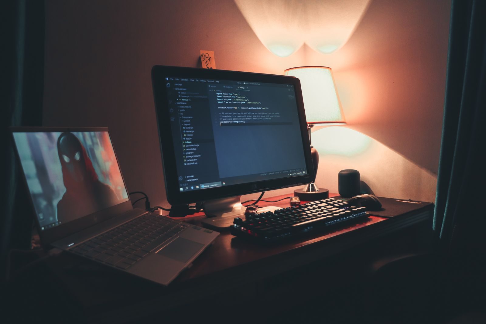 Programador trabalhando em um notebook em escritório de tecnologia