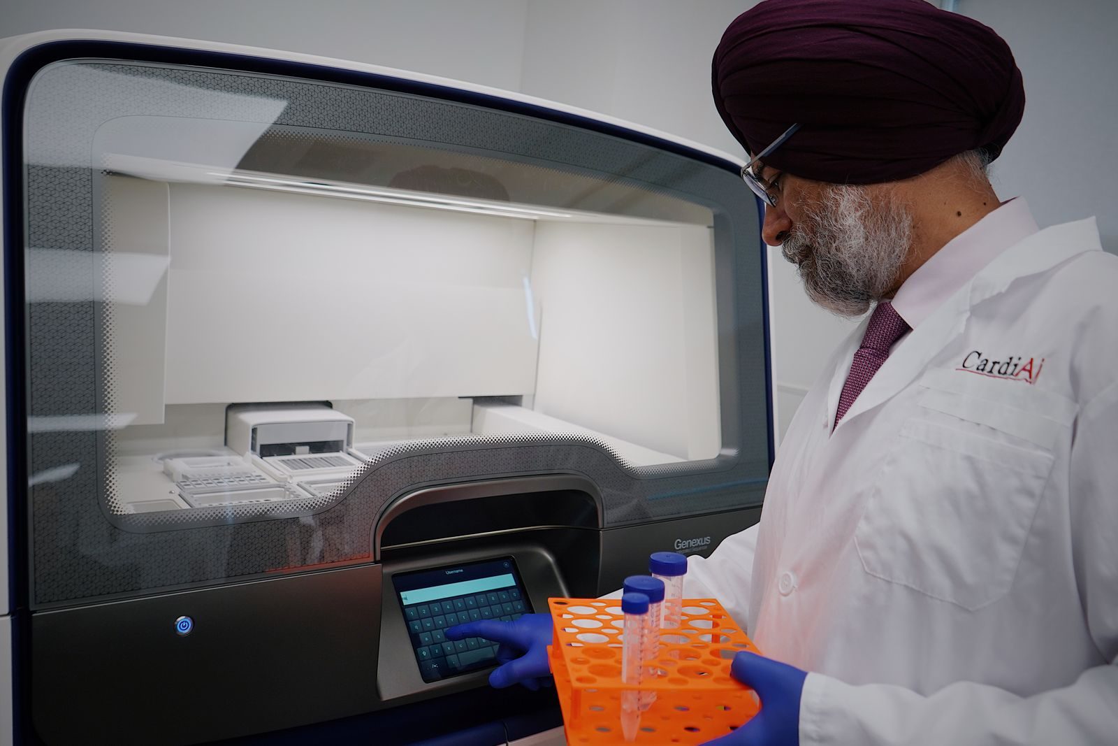 Pesquisadores trabalham em laboratório de inteligência artificial