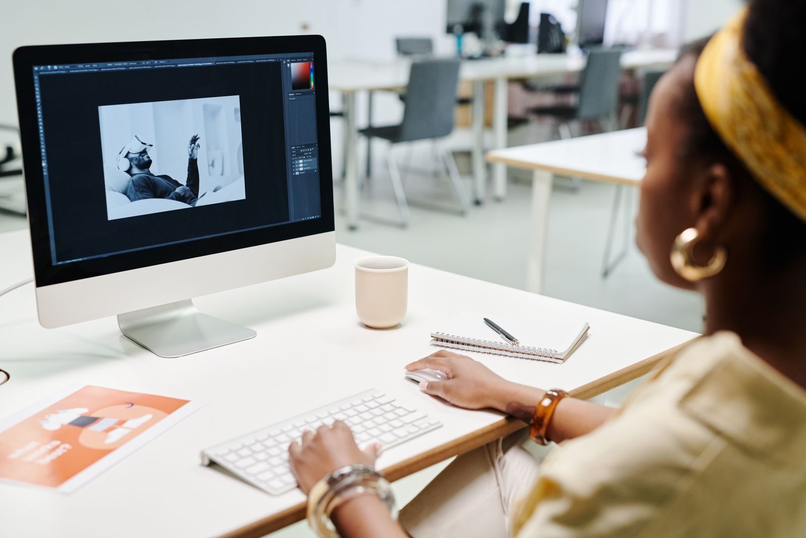 Designer trabalhando em uma ferramenta de criação de imagens com inteligência artificial