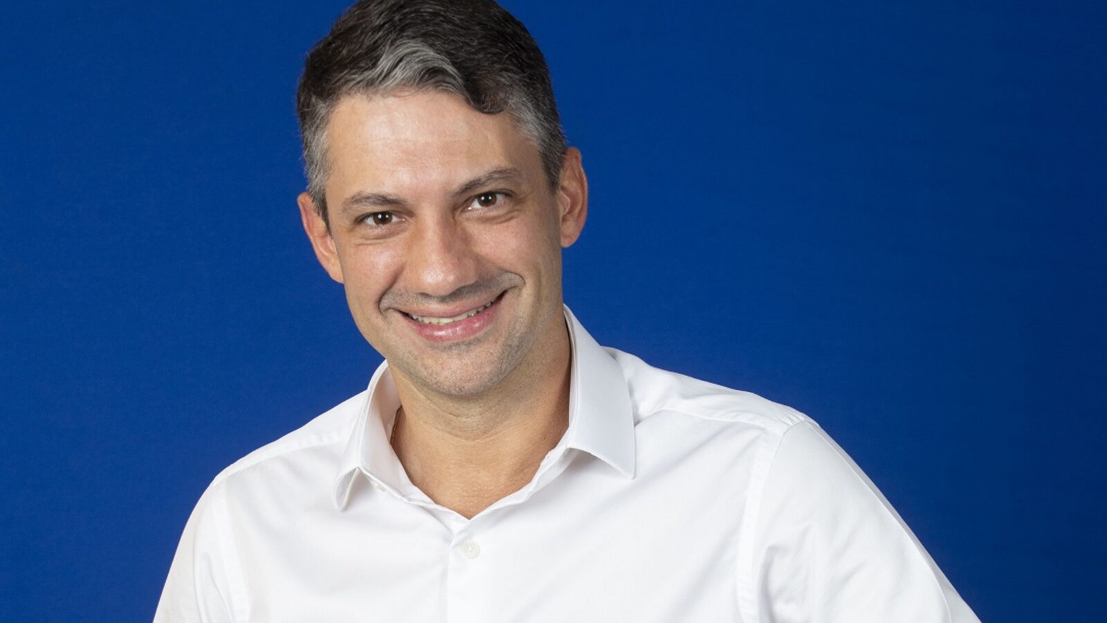 Renato Franklin, CEO do Grupo Casas Bahia, de camisa branca, em retrato corporativo
