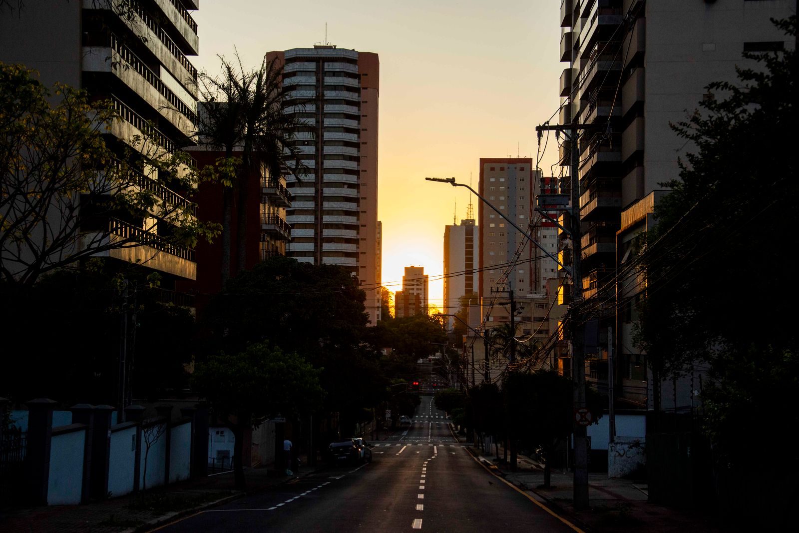 Corredor de servidores em um data center usado para processar inteligência artificial