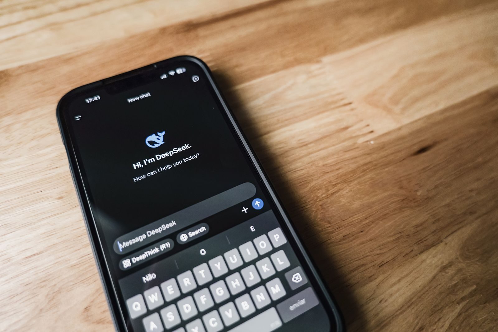 Criança usando um smartphone com aplicativo de conversa