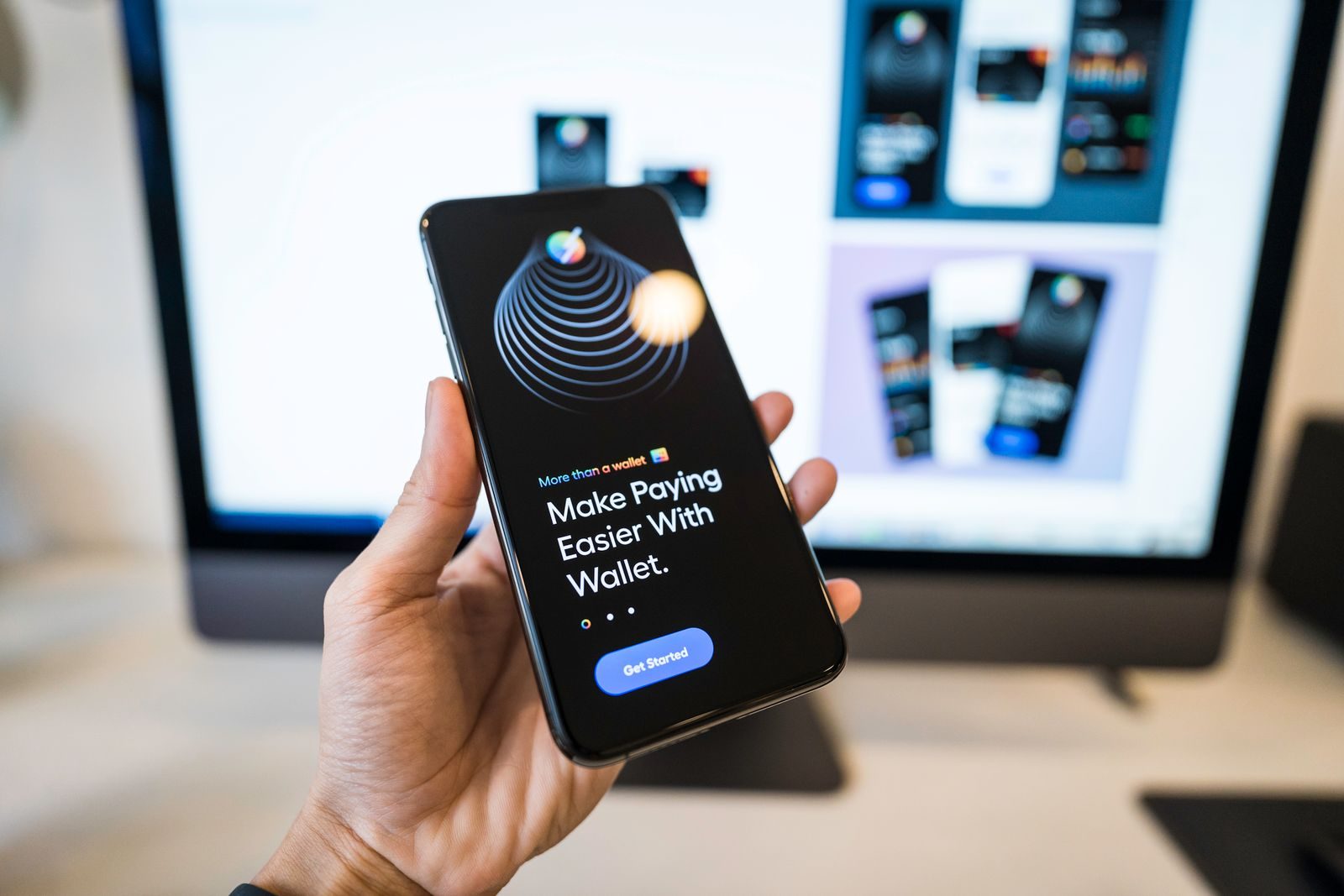 Pessoa usa aplicativo bancário no celular ao lado de um ícone de inteligência artificial
