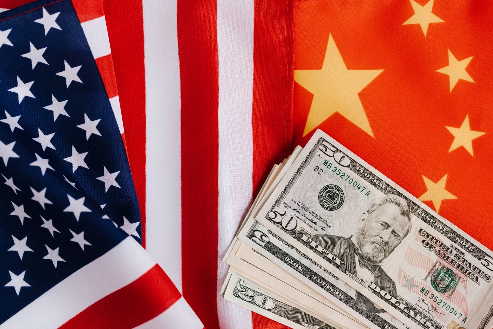 Bandeiras da China e dos Estados Unidos lado a lado, simbolizando a disputa pela regulação da inteligência artificial
