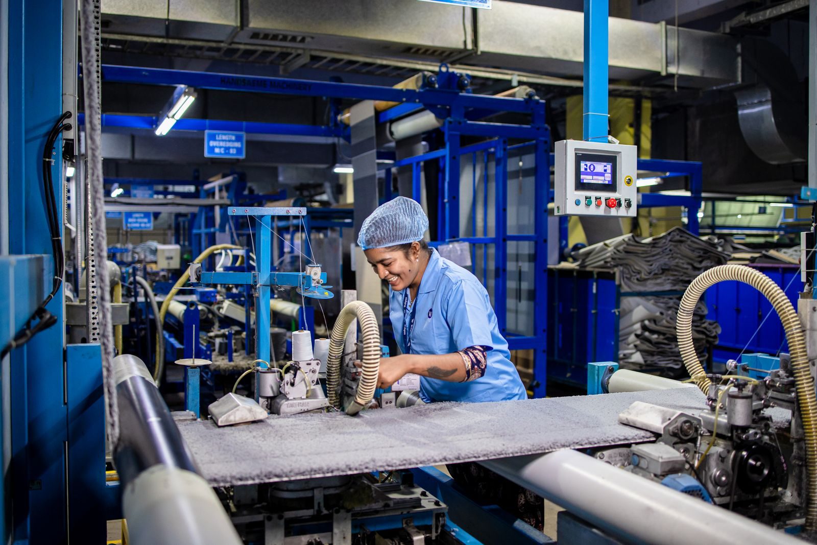 Trabalhadores em fábrica chinesa com equipamentos automatizados
