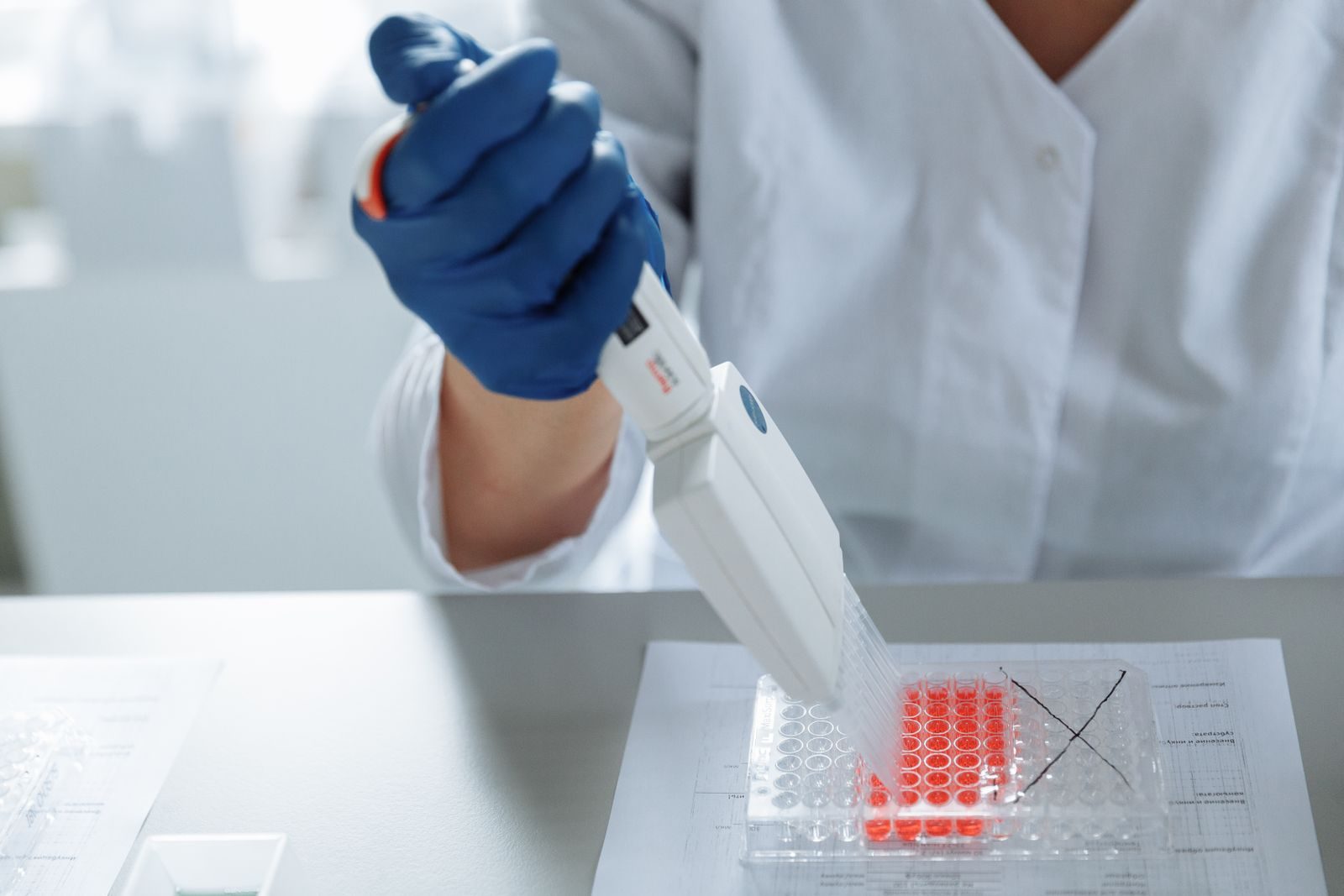 Pesquisador analisa dados genéticos em laboratório