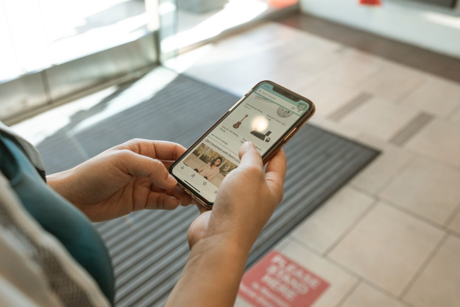 Pessoa usando um celular para fazer compras online