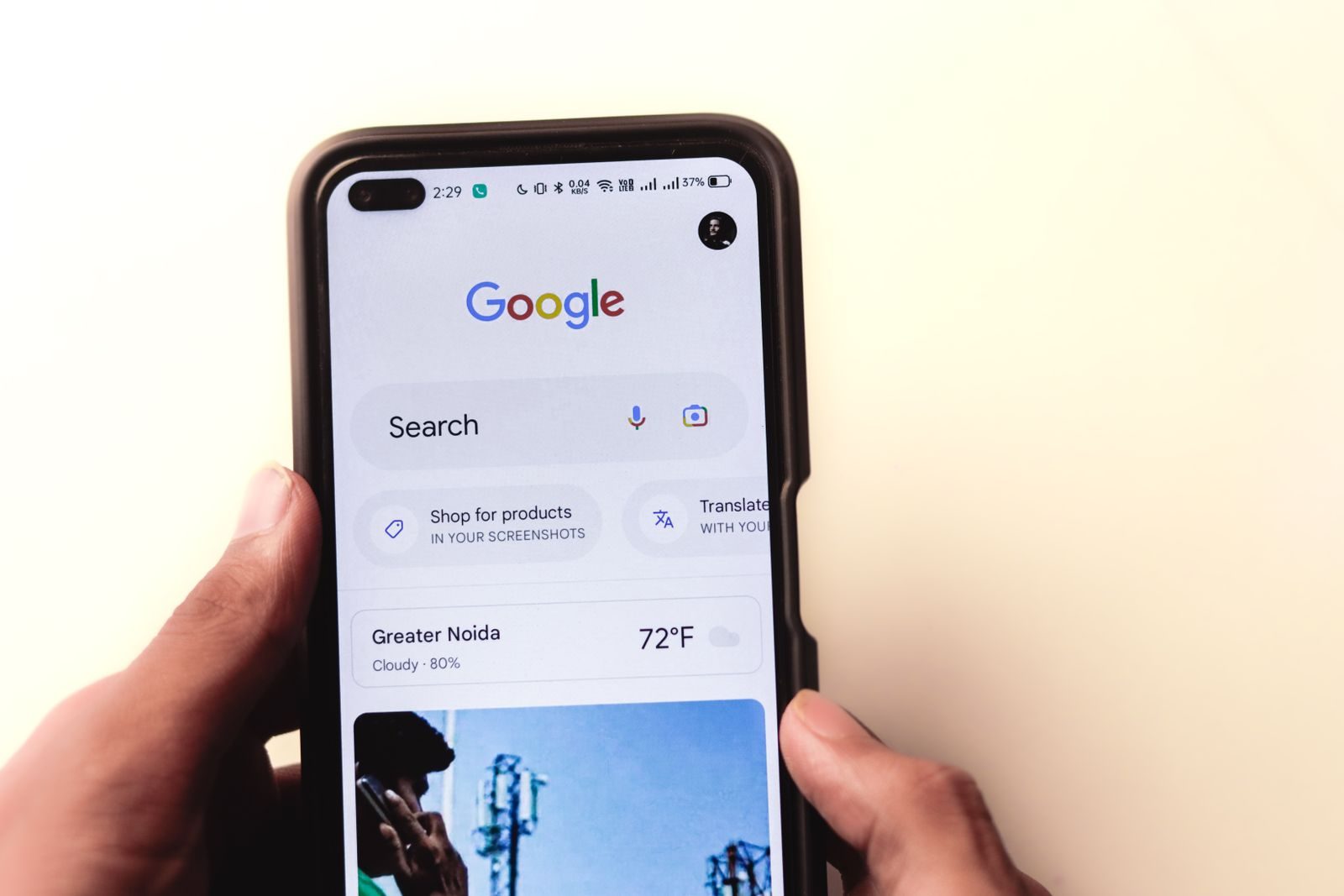 Smartphone exibindo a busca do Google