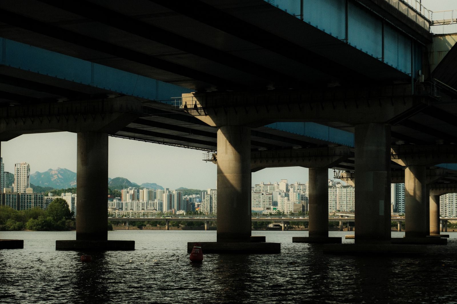 Vista de Seul, capital da Coreia do Sul, com prédios comerciais ao entardecer